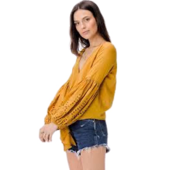 🌻🌻 Bohemian Tie Front Eyelet Sleeve Top 🌻🌻 - Picture 2 of 8